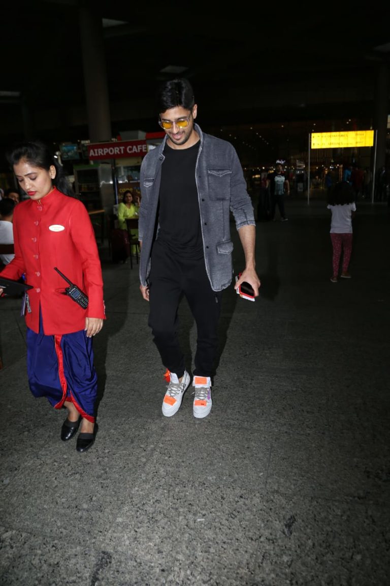 Mumbai :Mumbai Actor Sidharth Malhotra spotted at Mumbai  airport,First Pictures in Hello Mumbai