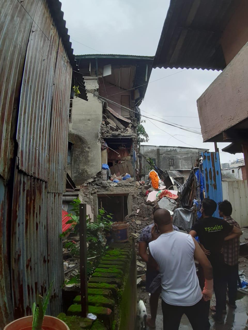 Mumbai : Mumbai Building Collapses in Kurla, First Pictures of the ...